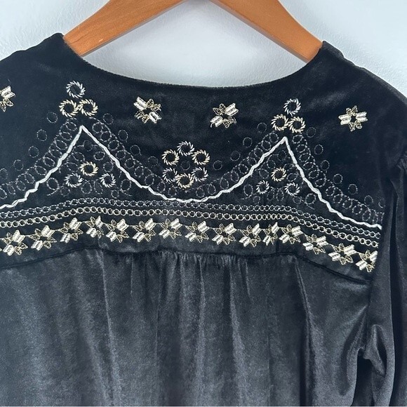 Curations Black Embroidered Velvet Blouse NWT Size Large - Picture 13 of 13